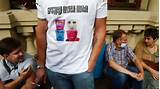 Torcedor do motim de buceta veste uma t-shirt em Moscou em agosto.