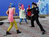 Motim de buceta, incluindo Nadezhda Tolokonnikova na balaclava azul...