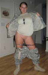 garota em apresentando uniforme militar xoxota depilada