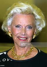 Atriz Honor Blackman que interpretou o papel de Pussy Galore no filme...