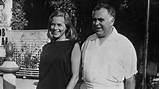 Honor Blackman, que interpretou Pussy Galore, com Goldfinger co-produtor...