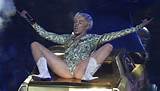 ... & Celeb Sluts - Miley Cyrus spread eagle... masturbando-se e