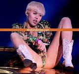 MILEY CYRUS EMPURRA LONGE DEMAIS, SE MASTURBA NO PALCO (FOTOS) 21...