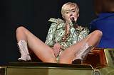 ... & Celeb Sluts - Miley Cyrus spread eagle... masturbando-se e