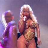 Nicki Minaj mostra seu incrÃ­vel espÃ³lio bodacious bouncin corpo peituda...