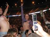 Meninas piscando no Concert Arena, 7,5 de 10 com base em 37 avaliaÃ§Ãµes
