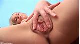 Dedos de Lana Her Pussy espalhados de 18 close-up
