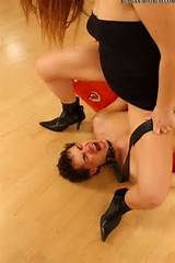 Maya femdom, facesitting, mijando, buceta lambendo (Femdom)
