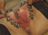 Grandes anÃ©is piercings nos lÃ¡bios da buceta - fotos de tortura
