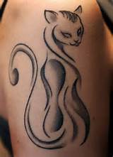A simplicidade e linhas magras faz essa tatuagem se destacam. Com aqueles...