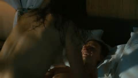 Evagothika: Mila Kunis, cenas de nudez sensuais no campo de treinamento