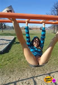 Piscando a buceta no parque infantil - NakedOnTheStreets.com