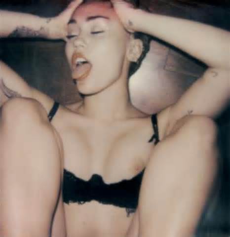 Nas cenas explÃ­citas, Miley tem nÃ£o fode sobre mostrando o seu corpo...