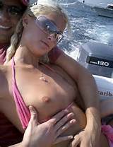 Paris Hilton mostrando suas belas pernas em mini-saia branca e na cor cinza e...
