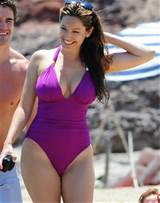 Kelly Brook mostra alguns grave cameltoe, mamas grandes, mamilos duros e...