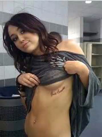 Miley Cyrus mostrando Underboob