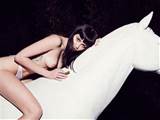 Miley Cyrus foi em Topless em uma estÃ¡tua de cavalo | O defeito