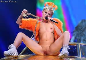 ... cyrus 002 pequena 123 518lo Miley Cyrus Nude concerto mostra peitos & buceta