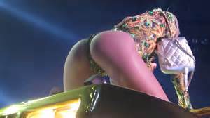 Problema de Miley Cyrus figurino Bangers Tour! | O balconista porno