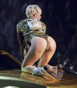 OPA! | CELEBRIDADES NUAS | UPSKIRTS: MILEY CYRUS FLASHING PUSSY, PUSSY LÃBIOS