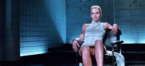 Sharon Stone mostrando sua bela buceta upskirt na cadeira e ela bem grande...