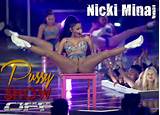 Nicki Minaj com as pernas abertas mostrando sua linda buceta para...