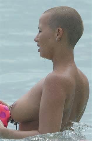 Amber Rose Topless piscina, exibindo seu Titts piercing nua