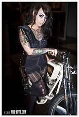 ... e talentosa artista modelo e tatuagem de tinta de NY, Megan Massacre