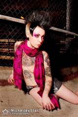 ... e talentosa artista modelo e tatuagem de tinta de NY, Megan Massacre