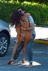 Kourtney Kardashian recebendo assediado por Scott Disick em Miami...