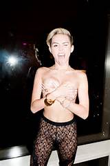 Miley Cyrus mostrando-lhe os peitos buceta no ensaio fotogrÃ¡fico de Terry Richardson...