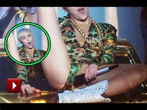 Miley Cyrus enfia o microfone na VAGINA no palco