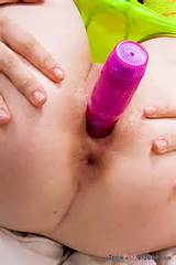 Pequenas titted mal legal teen slides vibrador grande fundo de sua buceta de...