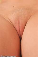 Shaven hÃºngaro bichano adolescente com barba de ShavenBaldPussy.com