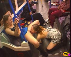 Casal de lÃ©sbicas louco comendo um ao outro fora em um metrÃ´ pÃºblico...