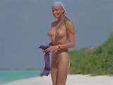 Bo Derek nua buceta e os peitos na praia