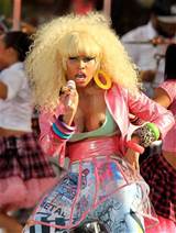 Nicki Minaj guarda-roupa avaria Nipple Slip On bom dia AmÃ©rica...