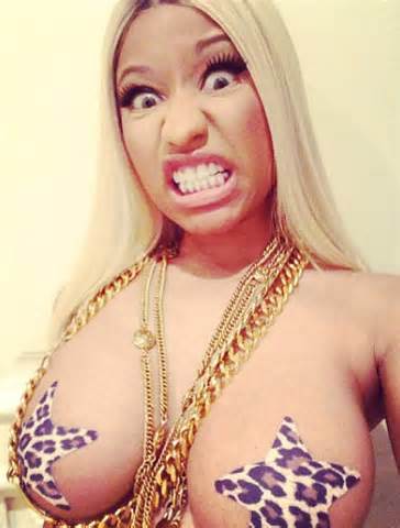 Nicki Minaj postou uma sÃ©rie de fotos de Topless variando de incrÃ­vel para...