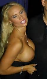 ... Upskirts celebridades: Nicole Coco Opa pisca buceta e peitos Fashes