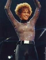 Peitos de Whitney Houston na camisa transparente | PYGOD BLOG PORNâ„¢