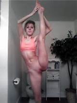 Outro ginasta totalmente espalhando sua xoxota depilada. HotMirrorPics.com