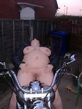 Querida motociclista mostra suas tetas enormes de bicicleta