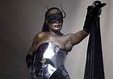 Deslizamento de mamas de Grace Jones e upskirt em fotos de paparazzi de palco...