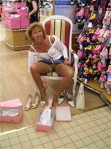 Mulher madura em meias de nylon piscando buceta na loja de sapatos.