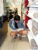 Piscando a buceta numa loja | Flash feminino