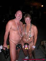 ... alunas piscando seus peitos para grÃ¢nulos no Mardi Gras e Fantasy fest