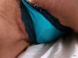 Cona Peluda em um upskirt estÃ¡ escorregando para fora