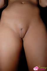Suave como a seda bronzeada buceta foto perto de ShavenBaldPussy.com