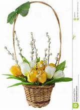 Arranjo de flores artificiais e salgueiros na cesta tranÃ§ada...