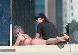 Kelly Osbourne mostrando o seu corpo de biquÃ­ni gordinho em Sydney...